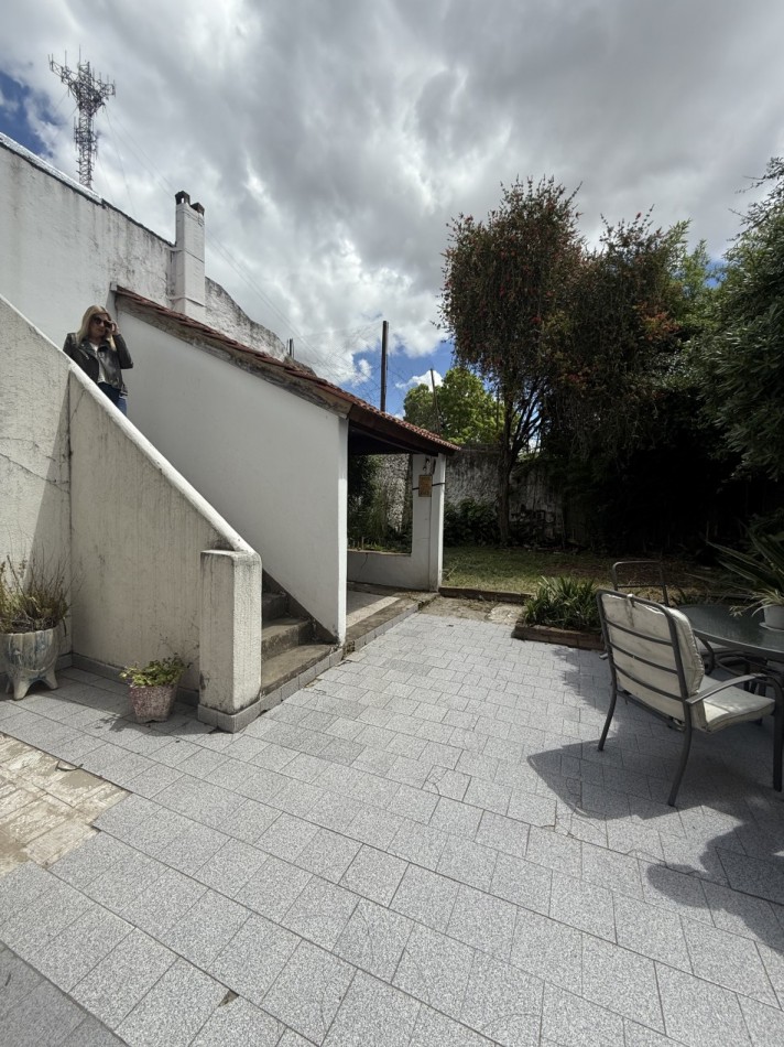 Casa Lote Propio con Jardin y cochera para 3 autos a Refaccionar 