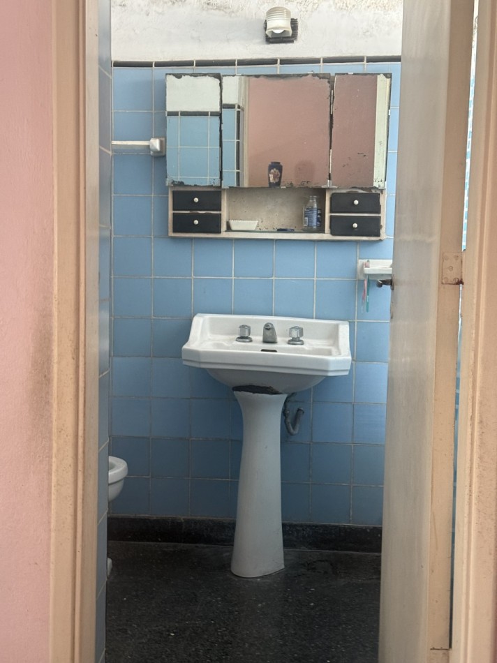 Casa Lote Propio con Jardin y cochera para 3 autos a Refaccionar 