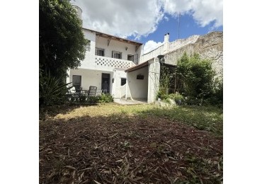 Casa Lote Propio con Jardin y cochera para 3 autos a Refaccionar 